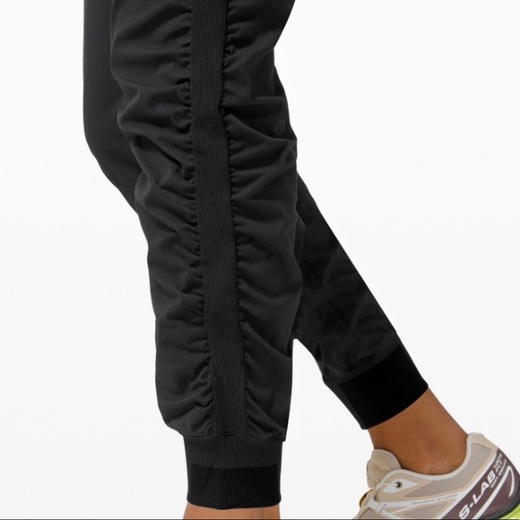 EEUC Lululemon Beyond the Studio 7/8 Jogger size 6 - Picture 3 of 7